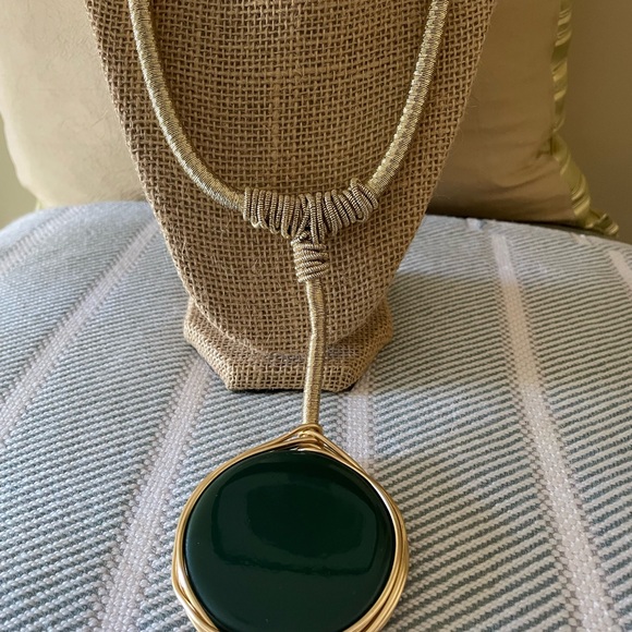 Elegant Green Pendant Necklace - Picture 2 of 5